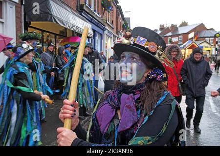 Morris-Tänzerin am Kreuz, Lymm, Victorian Dickens Festival, 18-12-2018, Warrington, Cheshire, England, Großbritannien, WA13 0HR Stockfoto