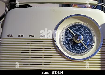 Bush Radio Tuning Dial, MW, LW, FM auf 1960-Empfangsfunkgerät Stockfoto