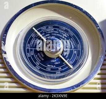 Bush Radio Tuning Dial, MW, LW, FM auf 1960-Empfangsfunkgerät Stockfoto