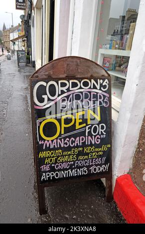 Gordons Mancave Barber Shop/Gents Wedding Services Schild, 17 Main St, Callander, Perthshire, Schottland, Großbritannien, FK17 8DU Stockfoto