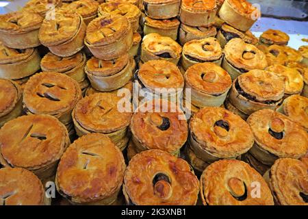 Kuchen in einem Bäckerladen, aufgestapelt für den Einzelhandelskauf, Callandar, Schottland, UK, FK17 8AA Stockfoto