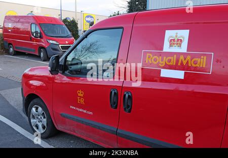 ER, Royal Mail Red Delivery Vans, im Warrington Delivery Office, Milner St, Warrington, Khshire, England, GROSSBRITANNIEN, WA5 1WA Stockfoto