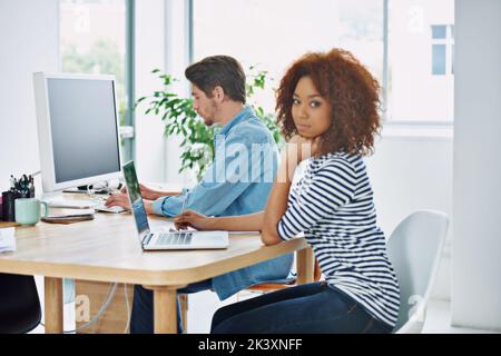 Teamarbeit macht den Traum zum Erfolg. Zwei Mitarbeiter arbeiten an ihren Schreibtischen zusammen. Stockfoto