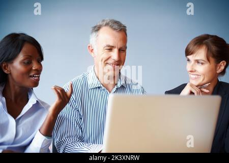 Führungskräfte stimmen dem Vorschlag zu. Gruppe von Führungskräften lächelt, während sie den Vorschlag diskutieren. Stockfoto