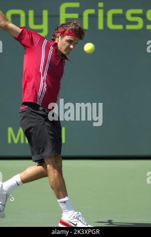 Miami, Vereinigte Staaten Von Amerika. 26. März 2007. MIAMI - 26. MÄRZ: Roger Federer der Schweiz besiegt Nicolas Almagro aus Spanien am sechsten Tag bei den Sony Ericsson Open 2007 im Tennis Center im Crandon Park am 26. März 2007 in Miami, Florida. Menschen; Roger Federer Kredit: Storms Media Group/Alamy Live News Stockfoto