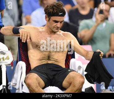 FLUSHING NY-SEPTEMBER 04: Roger Federer besiegt Gael Monfils Tag zehn der 2014 US Open am USTA Billie Jean King National Tennis Center am 3. September 2014 in der Nähe der Queens Borough von New York City Personen: Roger Federer Stockfoto