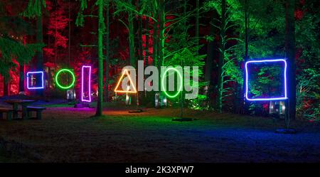 Pitlochry, Perth und Kinross, Schottland. 28. September 2022. Im Waldgebiet von Forestry & Land ist Schottlands Faskally Wood Schauplatz des Enchanted Forest 2022, der diesen Herbst mit seiner Jubiläumsschau zum 20.. Geburtstag nach Pitlochry zurückkehrt. Die 2002 gegründete Veranstaltung beginnt mit dem Thema „Together“, inspiriert von der hoffnungsvollen öffentlichen Stimmung der Zweisamkeit. Es wird gehofft, dass die Fantasie des Publikums mit schillernden Visuals und innovativem Design, choreografiert gegen eine Originalmusik, angezündet wird. Von Donnerstag, 29. September 2022, Bis Sonntag, 30. Oktober 2022. Kredit; Arch White/alamy Live Nachrichten Stockfoto