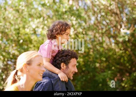 Verbringen wir einen Tag in der Natur. Eine junge Familie mit einem Kind im Freien in der Natur. Stockfoto