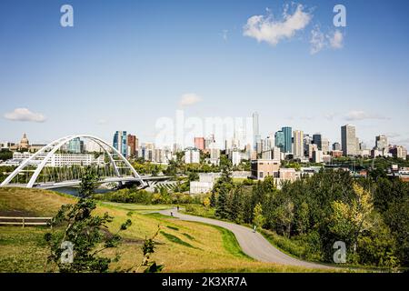 Hängebrücke mit Skyline von Edmonton, Alberta, Kanada Stockfoto