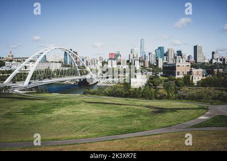 Hängebrücke mit Skyline von Edmonton, Alberta, Kanada Stockfoto