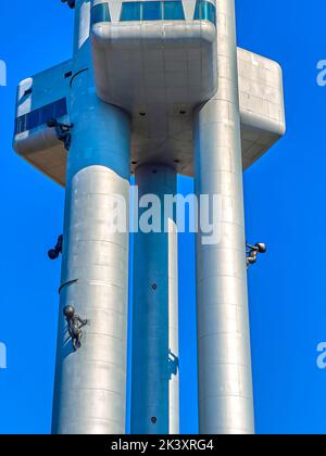 PRAG, TSCHECHISCHE REPUBLIK - 12. MÄRZ 2022: Ungewöhnlicher Prager Fernsehturm mit Skulpturen von Babys von David Cerny, am 12. März in Prag, Tschechische Republik Stockfoto