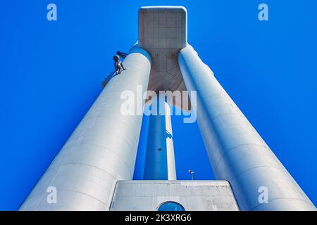 PRAG, TSCHECHISCHE REPUBLIK - 12. MÄRZ 2022: Der Fernsehturm Zizkov ist ein moderner Turm aus Metall und Beton mit untypischen Skulpturen von kriechenden Babys, am 1. März Stockfoto