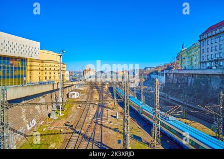 Der Blick auf Bahngleise und ankommenden Zug zum Hauptbahnhof in Prag, Tschechische Republik Stockfoto