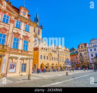 PRAG, TSCHECHISCHE REPUBLIK - 12. MÄRZ 2022: Staromestske namesti, der zentrale Platz mit historischen Sehenswürdigkeiten und beliebten Restaurants, am 12. März in PR Stockfoto