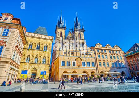 PRAG, TSCHECHISCHE REPUBLIK - 12. MÄRZ 2022: Staromestske namesti ist die mittelalterliche Perle des alten Prag mit hervorragenden Gebäuden mit besten Restaurants Stockfoto