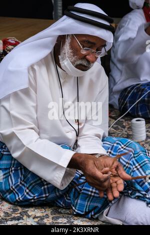 Afro-Araber aus Abu Dhabi beim Folklife Festival in dishdaha, Ghutra und Agal, das Kokosfaserseil für die Herstellung traditioneller Fischernetze herstellt. Stockfoto