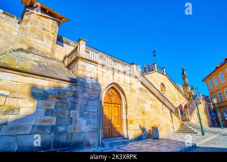 PRAG, TSCHECHISCHE REPUBLIK - 12. MÄRZ 2022: Die historischen Steintreppen der Karlsbrücke zur Kampa Insel im Mala Strana Bezirk, am 12. März in Pragu Stockfoto