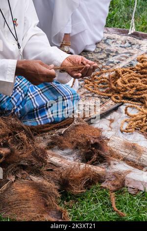 Afro-Araber aus Abu Dhabi Herstellung von Seil aus Kokosfaser für die Herstellung traditioneller Fischernetze. Stockfoto