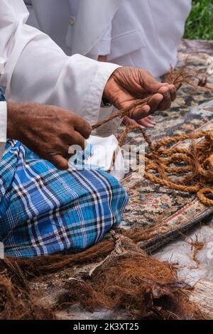 Afro-Araber aus Abu Dhabi Herstellung von Seil aus Kokosfaser für die Herstellung traditioneller Fischernetze. Stockfoto