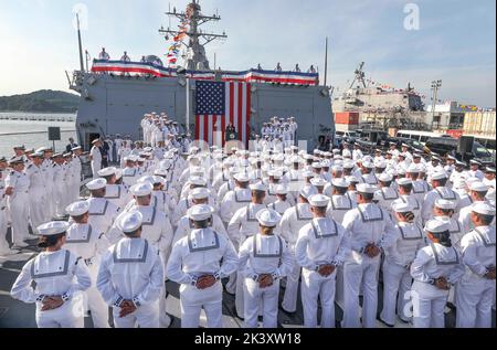 Yokosuka, Japan. 28. September 2022. Vizepräsidentin KAMALA HARRIS spricht während ihres Besuchs bei Commander, Fleet Activities Yokosuka (CFAY), September 28, Dienstmitglieder an Bord der Arleigh Burke-Klasse des Lenkflugkörper-Zerstörers USS Howard (DDG 83) an. Die Führung des Vizepräsidenten durch das Schiff und ihre Bemerkungen an US-Dienstmitglieder unterstreichen das anhaltende Engagement der Regierung für ihre Allianzen in der Region. Howard wird zum Kommandanten der Task Force 71/Destroyer Squadron (DESRON) 15, dem größten vorwärtseingesetzten DESRON der Marine und der wichtigsten Surface Force der US 7.-Flotte, ernannt. (Bild: © Petty Of Stockfoto