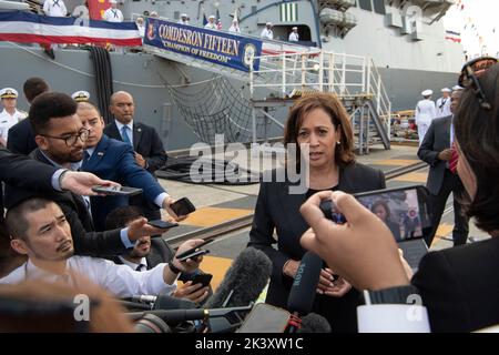 Yokosuka, Kanagawa, Japan. 28. September 2022. Vizepräsidentin Kamala Harris spricht bei ihrem Besuch an Bord des Arleigh Burke-Klasse-Lenkflugkörper-Zerstörers USS Howard (DDG 83) bei ihrem Besuch bei Commander, Fleet Activities Yokosuka (CFAY), die Medien an. Die Führung des Vizepräsidenten durch das Schiff und ihre Bemerkungen an US-Dienstmitglieder unterstreichen das anhaltende Engagement der Regierung für ihre Allianzen in der Region. (Bild: © Petty Officer 2. Klasse Kaleb Sarten/USA Marine über ZUMA-Pressdraht) Stockfoto