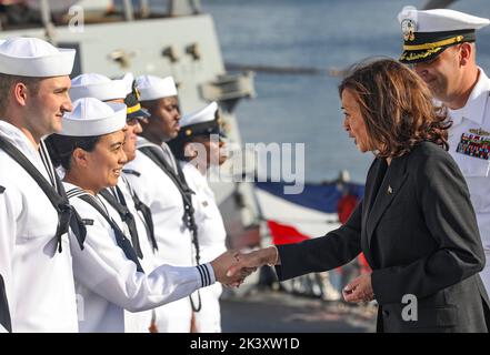 Yokosuka, Japan. 28. September 2022. Vizepräsidentin KAMALA HARRIS schüttelt sich die Hände mit dem Elektriker Mate 2. Class CHARMAINE DEGUZMAN aus San Diego, während sie auf einer Tour durch den Lenkraketen-Zerstörer USS Howard der Arleigh Burke-Klasse (DDG 83) unterwegs ist. Die Führung des Vizepräsidenten durch das Schiff und ihre Bemerkungen an US-Dienstmitglieder unterstreichen das anhaltende Engagement der Regierung für ihre Allianzen in der Region. Howard wird zum Kommandanten der Task Force 71/Destroyer Squadron (DESRON) 15, dem größten vorwärtseingesetzten DESRON der Marine und der wichtigsten Surface Force der US 7.-Flotte, ernannt. (Bild: © Petty Officer 1. Cl Stockfoto