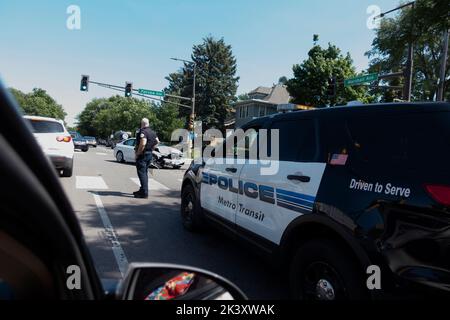 Polizist bei einem Autounfall anwesend, der den Verkehr lenkt. St. Paul Minnesota, USA Stockfoto