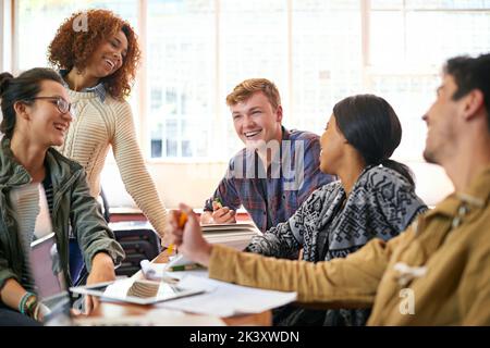 Geselligkeit auf dem Campus. Studenten hängen zwischen den Klassen zusammen. Stockfoto