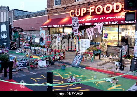 Chicago und 36. George Floyd Memorial and Cup Foods ein heiliger Ort. Minneapolis Minnesota, USA Stockfoto
