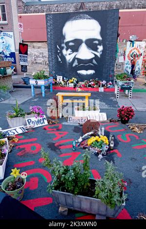 Chicago und 36. George Floyd Memorial ein heiliger Ort mit Blumen und Kunst mit einem großen Porträt von George Floyd. Minneapolis Minnesota, USA Stockfoto