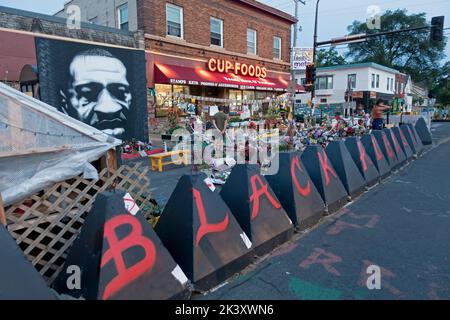Chicago und 36. George Floyd Memorial and Cup Foods ein heiliger Ort mit Blumen und Kunst großes Porträt von George Floyd. Minneapolis Minnesota, USA Stockfoto