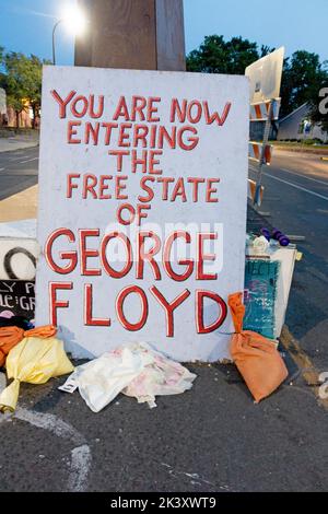 Chicago und 36. George Floyd Memorial and Sacred Place ein Schild, das den Eingang zum Freien Staat angibt. Minneapolis Minnesota, USA Stockfoto