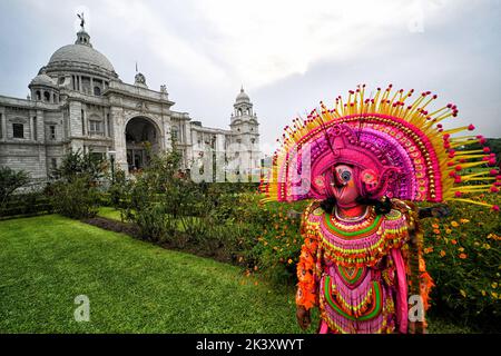 Kalkutta, Indien. 28. September 2022. Ein Volkskünstler aus Purulia posiert für ein Foto vor dem ikonischen Victoria Memorial. Das Ministerium für Tourismus, die indische Regierung, organisierte in Zusammenarbeit mit der Victoria Memorial Hall im Rahmen der Welttourismuswoche eine Veranstaltung „Reise des immateriellen Kulturerbes Westbengals“ im Victoria Memorial. Kredit: SOPA Images Limited/Alamy Live Nachrichten Stockfoto