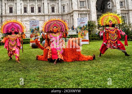 Kalkutta, Indien. 28. September 2022. Traditionelle Volkskünstler führen Chau-Volkstanz vor dem ikonischen Victoria Memorial im Rahmen der Feier der World Tourism Week auf. Das Ministerium für Tourismus, die indische Regierung, organisierte in Zusammenarbeit mit der Victoria Memorial Hall im Rahmen der Welttourismuswoche eine Veranstaltung „Reise des immateriellen Kulturerbes Westbengals“ im Victoria Memorial. Kredit: SOPA Images Limited/Alamy Live Nachrichten Stockfoto