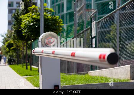 Bild einer modernen Parkplatzbarriere Stockfoto
