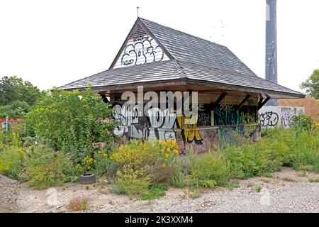 Der kleine, heruntergekommene Bahnhof Linden Yard liegt am Radweg in der Nähe des Cedar Lake. Minneapolis Minnesota, USA Stockfoto