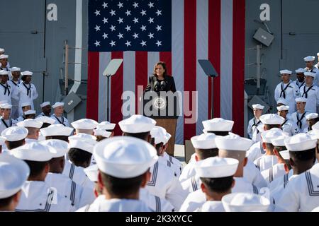 Yokosuka, Kanagawa, Japan. 28. September 2022. Vizepräsidentin KAMALA HARRIS spricht während ihres Besuchs bei Commander, Fleet Activities Yokosuka (CFAY), Dienstmitglieder an Bord des Arleigh Burke-Klasse-Lenkungszerstörers USS Howard (DDG 83) an. Die Führung des Vizepräsidenten durch das Schiff und ihre Bemerkungen an US-Dienstmitglieder unterstreichen das anhaltende Engagement der Regierung für ihre Allianzen in der Region. (Bild: © Petty Officer 2. Klasse Kaleb Sarten/USA Marine über ZUMA-Pressdraht) Stockfoto