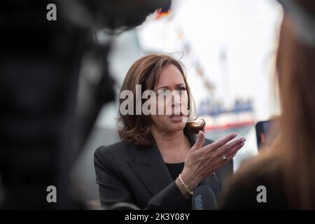 Yokosuka, Japan. 28. September 2022. Die US-Vizepräsidentin Kamala Harris spricht nach einem Besuch des Lenkflugkörper-Zerstörers USS Howard der Arleigh Burke-Klasse bei Fleet Activities Yokosuka, 28. September 2022 in Yokosuka, Japan, mit den Medien. Bild: Seemann Darren Cordoviz/USA Navy Photo/Alamy Live News Stockfoto