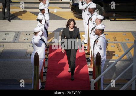 Yokosuka, Japan. 28. September 2022. Die US-Vizepräsidentin Kamala Harris geht durch einen Ehrenkordon von Sideboys, als sie bei Fleet Activities Yokosuka, 28. September 2022 in Yokosuka, Japan, den Lenkflugkörper-Zerstörer USS Howard der Arleigh Burke-Klasse besucht. Kredit: Lawrence Jackson/Weißes Haus Foto/Alamy Live Nachrichten Stockfoto