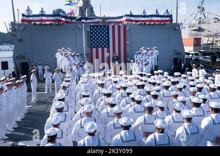 Yokosuka, Japan. 28. September 2022. US-Vizepräsident Kamala Harris hält an Bord des Lenkflugkörper-Zerstörers USS Howard der Arleigh Burke-Klasse Bemerkungen für Seeleute der US-Marine während eines Besuchs bei Fleet Activities Yokosuka am 28. September 2022 in Yokosuka, Japan. Kredit: Lawrence Jackson/Weißes Haus Foto/Alamy Live Nachrichten Stockfoto