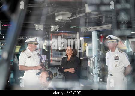 Yokosuka, Japan. 28. September 2022. US Navy Cmdr. Travis Montplaisir, links, kommandierender Offizier des Arleigh Burke-Klasse Lenkraketen-Zerstörers USS Howard gibt Vice President Kamala Harris und Vice ADM. Karl Thomas, rechts, Kommandant, US-7.-Flotte, Besichtigung des Kampfinformationszentrums an Bord während eines Besuchs bei Fleet Activities Yokosuka, 28. September 2022 in Yokosuka, Japan. Kredit: Lawrence Jackson/Weißes Haus Foto/Alamy Live Nachrichten Stockfoto