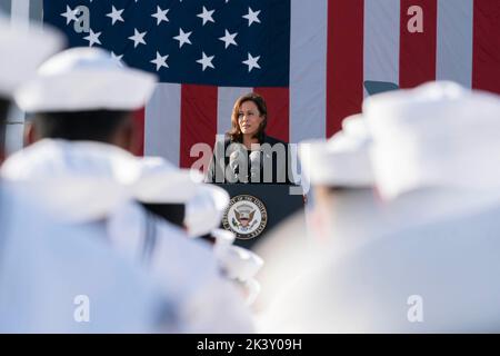 Yokosuka, Japan. 28. September 2022. US-Vizepräsident Kamala Harris hält an Bord des Lenkflugkörper-Zerstörers USS Howard der Arleigh Burke-Klasse Bemerkungen für Seeleute der US-Marine während eines Besuchs bei Fleet Activities Yokosuka am 28. September 2022 in Yokosuka, Japan. Kredit: Lawrence Jackson/Weißes Haus Foto/Alamy Live Nachrichten Stockfoto