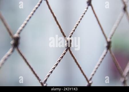 Fensterschutzschirm in einem Gebäude in Rio de Janeiro, Brasilien. Stockfoto