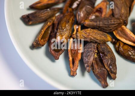 Schraubenmuttern in der Nahaufnahme einer Platte von oben Stockfoto