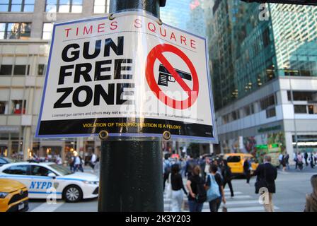 New York City, NY, USA - 27 2022. September: Schild an der W 41. St. und 6. Ave., in der Nähe des Bryant Parks, markiert die Grenze der Times Square Gun Free Zone. Stockfoto