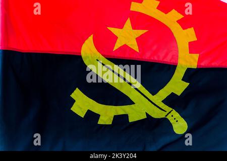 Angola Flagge im Freien in Rio de Janeiro Brasilien. Stockfoto