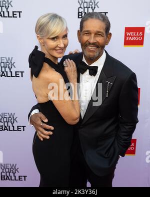 New York, Usa. 28. September 2022. Hilary Quinlan und Bryant Gumbel treffen am Mittwoch, den 28.. September 2022, auf dem roten Teppich bei der Herbst Fashion Gala des New York City Ballet 2022 im David H. Koch Theatre in New York City ein. Foto von Gabriele Holtermann/UPI Kredit: UPI/Alamy Live News Stockfoto