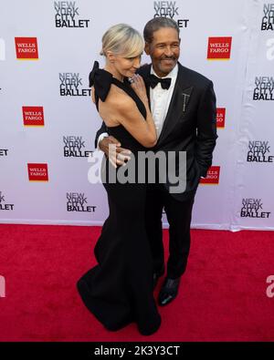 New York, Usa. 28. September 2022. Hilary Quinlan und Bryant Gumbel treffen am Mittwoch, den 28.. September 2022, auf dem roten Teppich bei der Herbst Fashion Gala des New York City Ballet 2022 im David H. Koch Theatre in New York City ein. Foto von Gabriele Holtermann/UPI Kredit: UPI/Alamy Live News Stockfoto