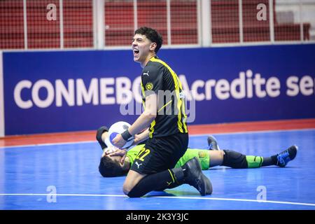 Buenos Aires, Argentinien. 28. September 2022. Alejandro Aunchayna aus Penarol (URU) reagiert während des Viertelfinales des CONMEBOL Libertadores Futsal 2022 zwischen Penarol und Barraca Central in der Befol Arena. Endstand; Penarol (URU) 4:2 Barraca Central (ARG). Kredit: SOPA Images Limited/Alamy Live Nachrichten Stockfoto