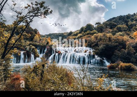 Wunderschöner Wasserfall Skradinski Buk Im Nationalpark Krka - Dalmatien Kroatien, Europa. Fantastische Szene des Krka-Nationalparks im September Stockfoto